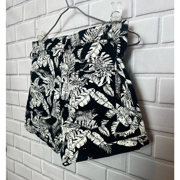 DIVIDED H&M women printed black and white floral shorts/size 6 - Picture 9 of 9
